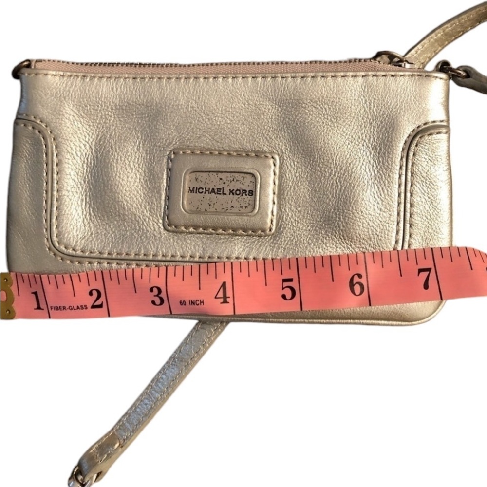𝅺Micheal Kors silver metallic leather wristlet